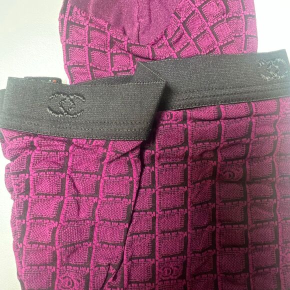 Chanel Jacquard Tights Bordeaux & Black CC Logo Pattern Size 2 New in Package - Picture 6 of 9